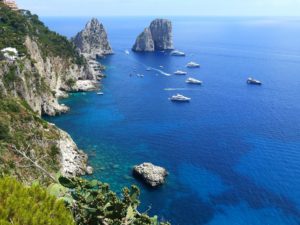 Útesy Faraglioni, Capri, foto: pixabay